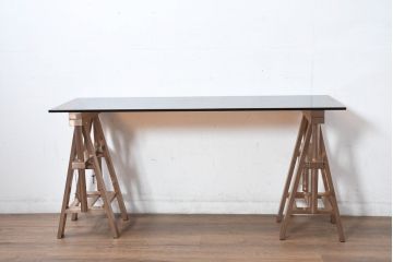 中古　超美品　展示品　希少モデル　+CASA(プラスカーサ)　MAISON DE FAMILLE(メゾン・ドゥ・ファミーユ)取り扱い　マルク・ベルチェ風デザイン　洗練されたブラウンガラストップとメタル架構脚がエレガントさを引き立てる作業台風コンソールテーブル(サイドテーブル、アトリエテーブル、机、飾り台、店舗什器)(R-083218)