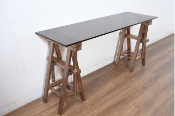 中古　超美品　展示品　希少モデル　+CASA(プラスカーサ)　MAISON DE FAMILLE(メゾン・ドゥ・ファミーユ)取り扱い　マルク・ベルチェ風デザイン　洗練されたブラウンガラストップとメタル架構脚がエレガントさを引き立てる作業台風コンソールテーブル(サイドテーブル、アトリエテーブル、机、飾り台、店舗什器)(R-083218)