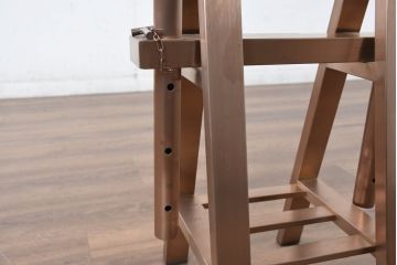 中古　超美品　展示品　希少モデル　+CASA(プラスカーサ)　MAISON DE FAMILLE(メゾン・ドゥ・ファミーユ)取り扱い　マルク・ベルチェ風デザイン　洗練されたブラウンガラストップとメタル架構脚がエレガントさを引き立てる作業台風コンソールテーブル(サイドテーブル、アトリエテーブル、机、飾り台、店舗什器)(R-083218)