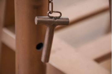中古　超美品　展示品　希少モデル　+CASA(プラスカーサ)　MAISON DE FAMILLE(メゾン・ドゥ・ファミーユ)取り扱い　マルク・ベルチェ風デザイン　洗練されたブラウンガラストップとメタル架構脚がエレガントさを引き立てる作業台風コンソールテーブル(サイドテーブル、アトリエテーブル、机、飾り台、店舗什器)(R-083218)