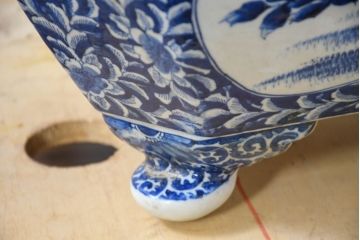 和製アンティーク　希少な特大サイズ　イタミ有り　店舗のディスプレイにおすすめ!!染付けの大きな陶器製植木鉢2個セット(鉢カバー、プランター、店舗什器)(R-083219)