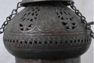 ビンテージ照明　真鍮製(ブラス)　精巧な透かし彫り　重厚なフォルムと存在感が目を惹く美しい大振りのランプ(しんちゅう、電気照明、吊り下げランプ、天井照明、ヴィンテージ)(R-083220)