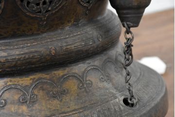 ビンテージ照明　真鍮製(ブラス)　精巧な透かし彫り　重厚なフォルムと存在感が目を惹く美しい大振りのランプ(しんちゅう、電気照明、吊り下げランプ、天井照明、ヴィンテージ)(R-083220)