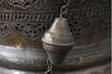 ビンテージ照明　真鍮製(ブラス)　精巧な透かし彫り　重厚なフォルムと存在感が目を惹く美しい大振りのランプ(しんちゅう、電気照明、吊り下げランプ、天井照明、ヴィンテージ)(R-083220)