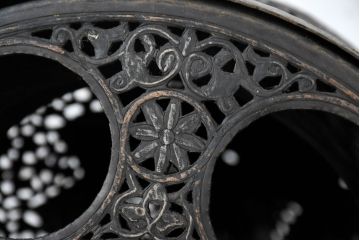 ビンテージ照明　真鍮製(ブラス)　精巧な透かし彫り　重厚なフォルムと存在感が目を惹く美しい大振りのランプ(しんちゅう、電気照明、吊り下げランプ、天井照明、ヴィンテージ)(R-083220)
