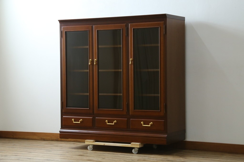 中古　美品　maruni(マルニ木工)　地中海ロイヤルシリーズ(ROYAL)　ガラス扉からお気に入りを優雅に魅せるサイドキャビネット　(R-083221)