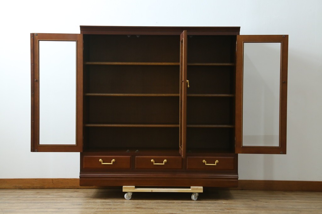 中古　美品　maruni(マルニ木工)　地中海ロイヤルシリーズ(ROYAL)　ガラス扉からお気に入りを優雅に魅せるサイドキャビネット　(R-083221)