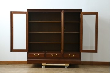 中古　美品　maruni(マルニ木工)　地中海ロイヤルシリーズ(ROYAL)　ガラス扉からお気に入りを優雅に魅せるサイドキャビネット　(R-083221)