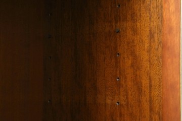 中古　美品　maruni(マルニ木工)　地中海ロイヤルシリーズ(ROYAL)　ガラス扉からお気に入りを優雅に魅せるサイドキャビネット　(R-083221)