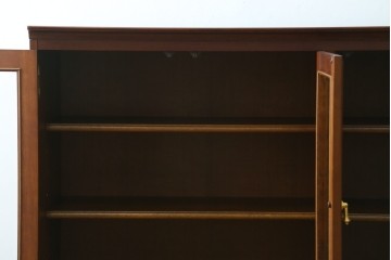 中古　美品　maruni(マルニ木工)　地中海ロイヤルシリーズ(ROYAL)　ガラス扉からお気に入りを優雅に魅せるサイドキャビネット　(R-083221)
