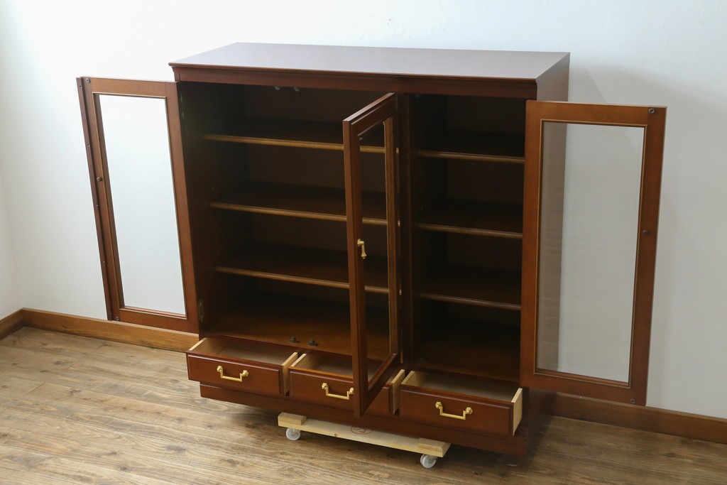 中古　美品　maruni(マルニ木工)　地中海ロイヤルシリーズ(ROYAL)　ガラス扉からお気に入りを優雅に魅せるサイドキャビネット　(R-083221)