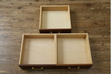 中古　美品　maruni(マルニ木工)　地中海ロイヤルシリーズ(ROYAL)　ガラス扉からお気に入りを優雅に魅せるサイドキャビネット　(R-083221)