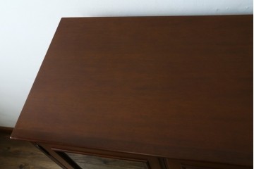 中古　美品　maruni(マルニ木工)　地中海ロイヤルシリーズ(ROYAL)　ガラス扉からお気に入りを優雅に魅せるサイドキャビネット　(R-083221)
