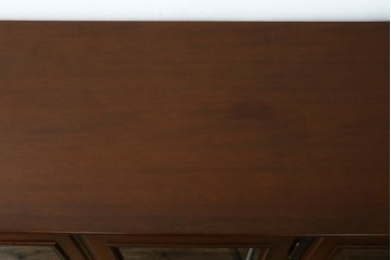 中古　美品　maruni(マルニ木工)　地中海ロイヤルシリーズ(ROYAL)　ガラス扉からお気に入りを優雅に魅せるサイドキャビネット　(R-083221)