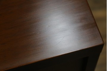 中古　美品　maruni(マルニ木工)　地中海ロイヤルシリーズ(ROYAL)　ガラス扉からお気に入りを優雅に魅せるサイドキャビネット　(R-083221)