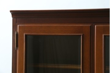 中古　美品　maruni(マルニ木工)　地中海ロイヤルシリーズ(ROYAL)　ガラス扉からお気に入りを優雅に魅せるサイドキャビネット　(R-083221)
