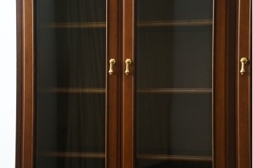 中古　美品　maruni(マルニ木工)　地中海ロイヤルシリーズ(ROYAL)　ガラス扉からお気に入りを優雅に魅せるサイドキャビネット　(R-083221)