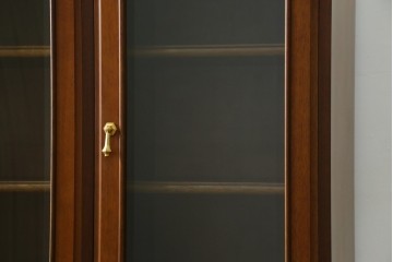 中古　美品　maruni(マルニ木工)　地中海ロイヤルシリーズ(ROYAL)　ガラス扉からお気に入りを優雅に魅せるサイドキャビネット　(R-083221)