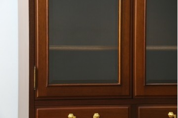 中古　美品　maruni(マルニ木工)　地中海ロイヤルシリーズ(ROYAL)　ガラス扉からお気に入りを優雅に魅せるサイドキャビネット　(R-083221)