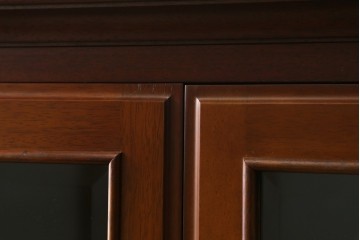 中古　美品　maruni(マルニ木工)　地中海ロイヤルシリーズ(ROYAL)　ガラス扉からお気に入りを優雅に魅せるサイドキャビネット　(R-083221)