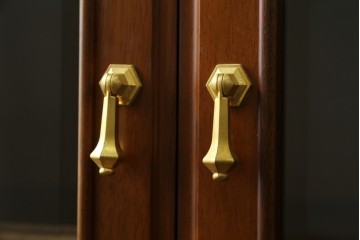 中古　美品　maruni(マルニ木工)　地中海ロイヤルシリーズ(ROYAL)　ガラス扉からお気に入りを優雅に魅せるサイドキャビネット　(R-083221)