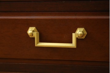 中古　美品　maruni(マルニ木工)　地中海ロイヤルシリーズ(ROYAL)　ガラス扉からお気に入りを優雅に魅せるサイドキャビネット　(R-083221)