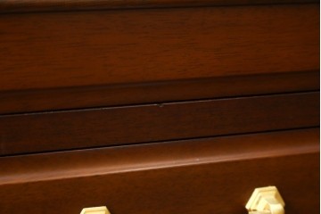 中古　美品　maruni(マルニ木工)　地中海ロイヤルシリーズ(ROYAL)　ガラス扉からお気に入りを優雅に魅せるサイドキャビネット　(R-083221)