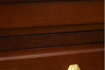 中古　美品　maruni(マルニ木工)　地中海ロイヤルシリーズ(ROYAL)　ガラス扉からお気に入りを優雅に魅せるサイドキャビネット　(R-083221)