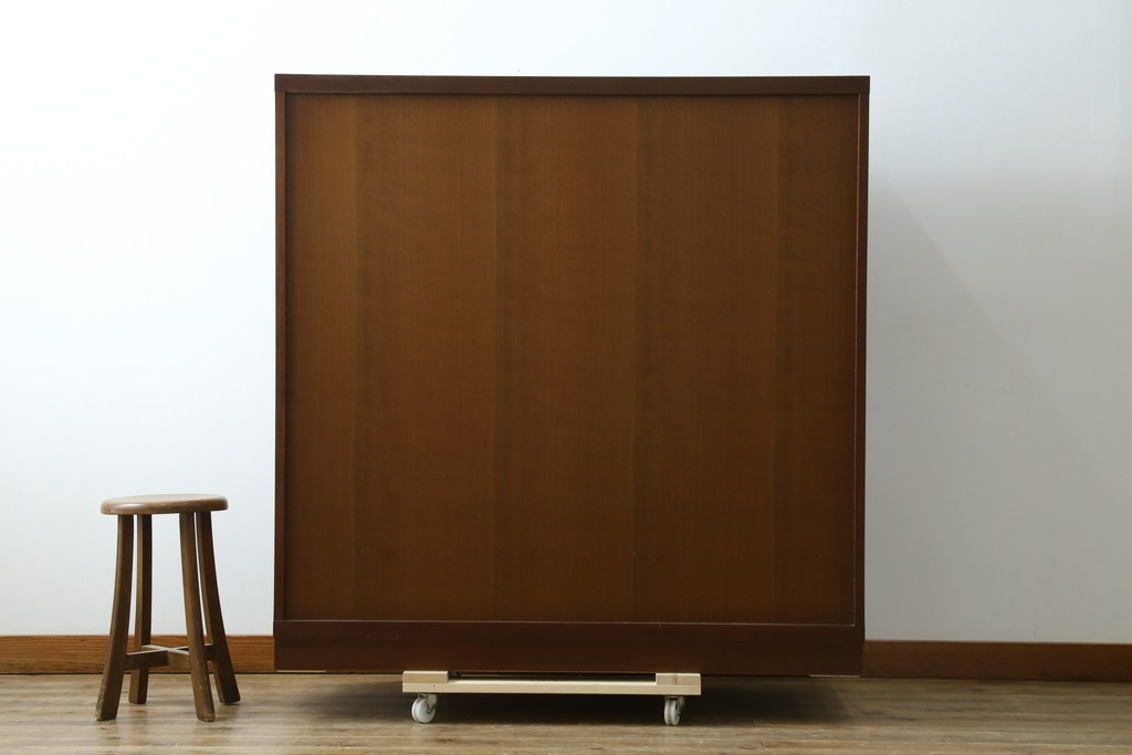 中古　美品　maruni(マルニ木工)　地中海ロイヤルシリーズ(ROYAL)　ガラス扉からお気に入りを優雅に魅せるサイドキャビネット　(R-083221)