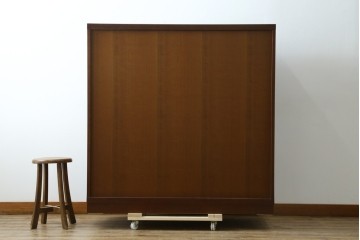 中古　美品　maruni(マルニ木工)　地中海ロイヤルシリーズ(ROYAL)　ガラス扉からお気に入りを優雅に魅せるサイドキャビネット　(R-083221)