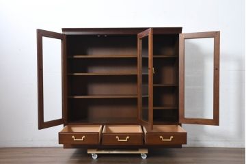 中古　美品　maruni(マルニ木工)　地中海ロイヤルシリーズ(ROYAL)　ガラス扉からお気に入りを優雅に魅せるサイドキャビネット(飾り棚、収納棚、戸棚、本箱、サイドボード)(R-083221)