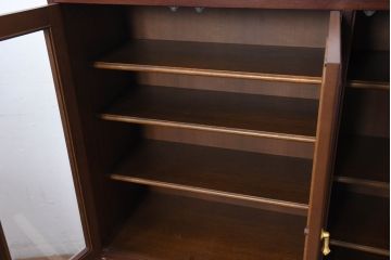 中古　美品　maruni(マルニ木工)　地中海ロイヤルシリーズ(ROYAL)　ガラス扉からお気に入りを優雅に魅せるサイドキャビネット(飾り棚、収納棚、戸棚、本箱、サイドボード)(R-083221)