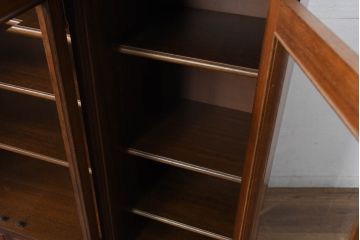 中古　美品　maruni(マルニ木工)　地中海ロイヤルシリーズ(ROYAL)　ガラス扉からお気に入りを優雅に魅せるサイドキャビネット(飾り棚、収納棚、戸棚、本箱、サイドボード)(R-083221)