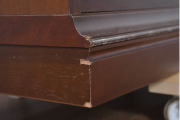 中古　美品　maruni(マルニ木工)　地中海ロイヤルシリーズ(ROYAL)　ガラス扉からお気に入りを優雅に魅せるサイドキャビネット(飾り棚、収納棚、戸棚、本箱、サイドボード)(R-083221)