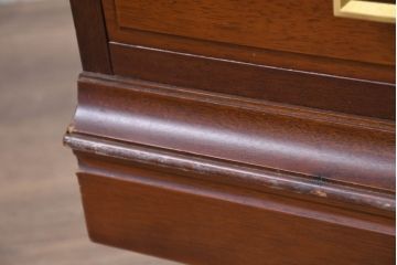 中古　美品　maruni(マルニ木工)　地中海ロイヤルシリーズ(ROYAL)　ガラス扉からお気に入りを優雅に魅せるサイドキャビネット(飾り棚、収納棚、戸棚、本箱、サイドボード)(R-083221)