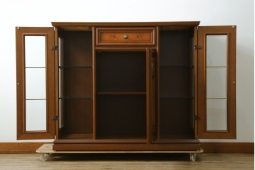 中古　美品　イタリア高級家具　Masetti(マセッティ)　細やかな意匠が映える三面ガラスの象嵌(マーケットリー)入りサイドキャビネット　(R-083222)