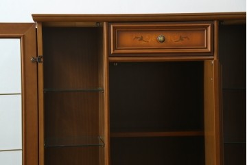 中古　美品　イタリア高級家具　Masetti(マセッティ)　細やかな意匠が映える三面ガラスの象嵌(マーケットリー)入りサイドキャビネット　(R-083222)