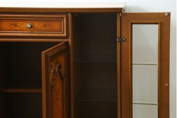 中古　美品　イタリア高級家具　Masetti(マセッティ)　細やかな意匠が映える三面ガラスの象嵌(マーケットリー)入りサイドキャビネット　(R-083222)