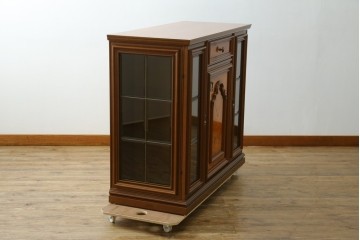 中古　美品　イタリア高級家具　Masetti(マセッティ)　細やかな意匠が映える三面ガラスの象嵌(マーケットリー)入りサイドキャビネット　(R-083222)