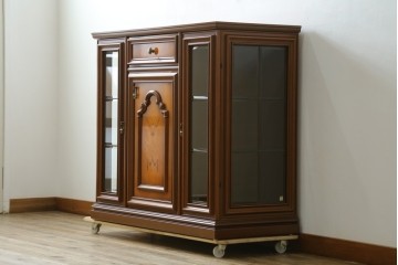 中古　美品　イタリア高級家具　Masetti(マセッティ)　細やかな意匠が映える三面ガラスの象嵌(マーケットリー)入りサイドキャビネット　(R-083222)