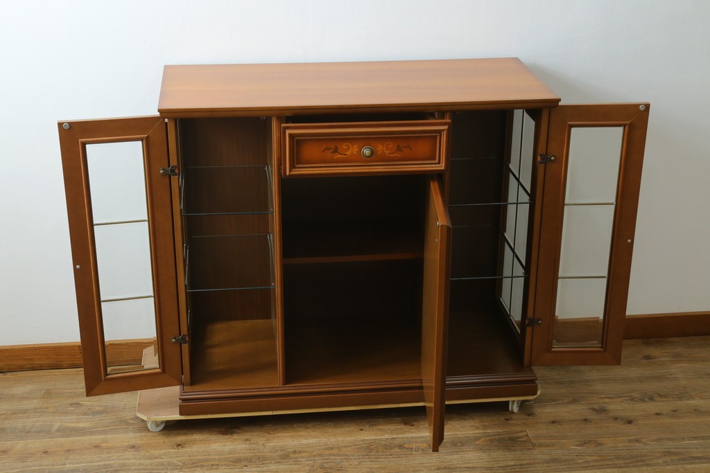 中古　美品　イタリア高級家具　Masetti(マセッティ)　細やかな意匠が映える三面ガラスの象嵌(マーケットリー)入りサイドキャビネット　(R-083222)