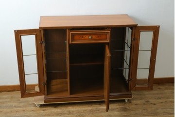 中古　美品　イタリア高級家具　Masetti(マセッティ)　細やかな意匠が映える三面ガラスの象嵌(マーケットリー)入りサイドキャビネット　(R-083222)