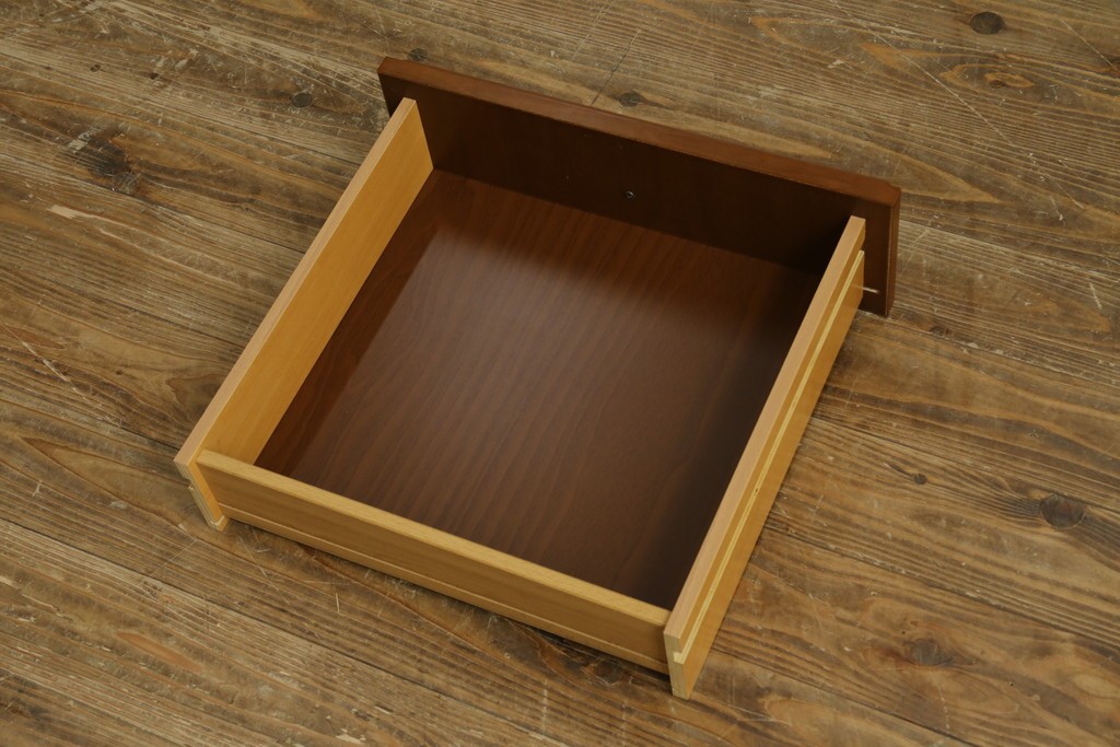 中古　美品　イタリア高級家具　Masetti(マセッティ)　細やかな意匠が映える三面ガラスの象嵌(マーケットリー)入りサイドキャビネット　(R-083222)