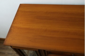 中古　美品　イタリア高級家具　Masetti(マセッティ)　細やかな意匠が映える三面ガラスの象嵌(マーケットリー)入りサイドキャビネット　(R-083222)