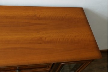 中古　美品　イタリア高級家具　Masetti(マセッティ)　細やかな意匠が映える三面ガラスの象嵌(マーケットリー)入りサイドキャビネット　(R-083222)