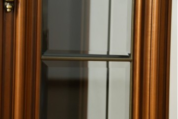 中古　美品　イタリア高級家具　Masetti(マセッティ)　細やかな意匠が映える三面ガラスの象嵌(マーケットリー)入りサイドキャビネット　(R-083222)