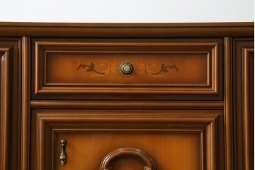 中古　美品　イタリア高級家具　Masetti(マセッティ)　細やかな意匠が映える三面ガラスの象嵌(マーケットリー)入りサイドキャビネット　(R-083222)