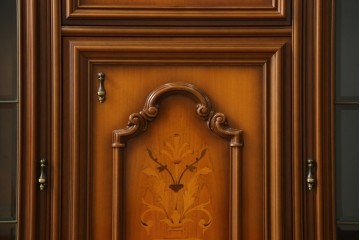 中古　美品　イタリア高級家具　Masetti(マセッティ)　細やかな意匠が映える三面ガラスの象嵌(マーケットリー)入りサイドキャビネット　(R-083222)
