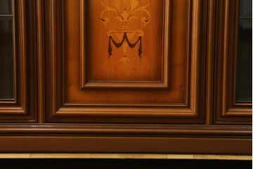 中古　美品　イタリア高級家具　Masetti(マセッティ)　細やかな意匠が映える三面ガラスの象嵌(マーケットリー)入りサイドキャビネット　(R-083222)