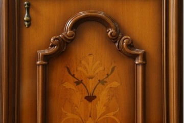 中古　美品　イタリア高級家具　Masetti(マセッティ)　細やかな意匠が映える三面ガラスの象嵌(マーケットリー)入りサイドキャビネット　(R-083222)
